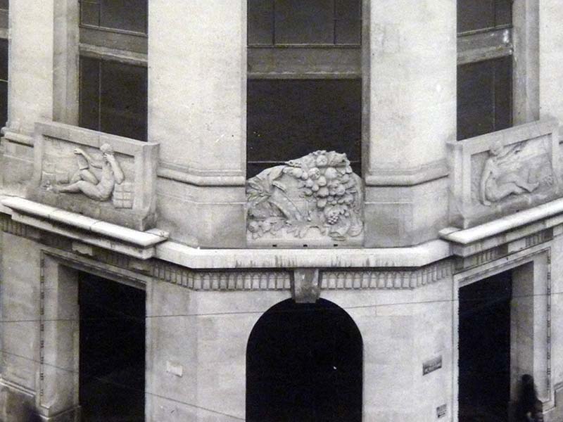 Les bas-reliefs au-dessus de l’entrée principale