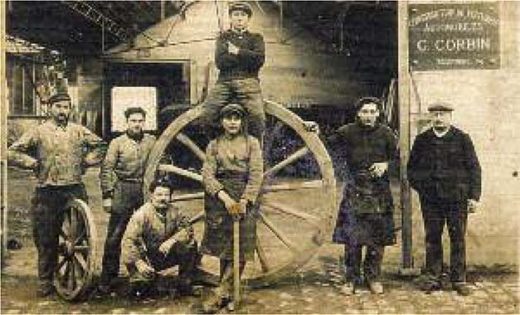 Atelier de cerclage des roues de ferronnerie. Carte postale ancienne