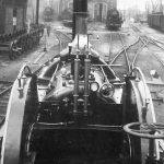 À bord de la locomotive Crampton (cour des Ateliers, 1947)