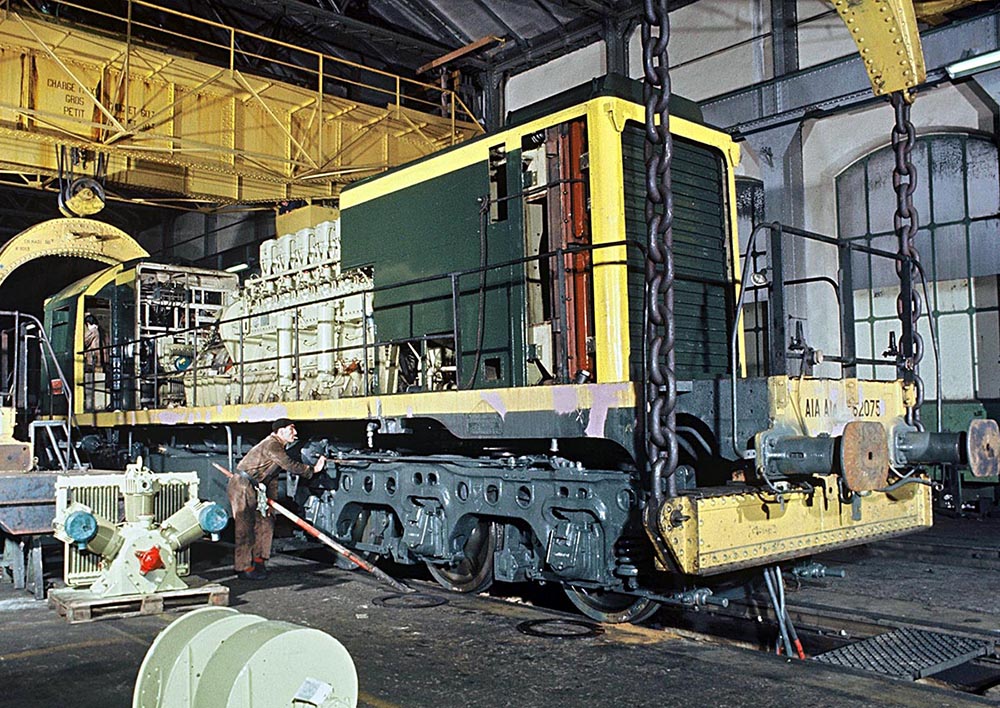 Mise sur roues d'une locomotive A1A-A1A 62000 (1965)